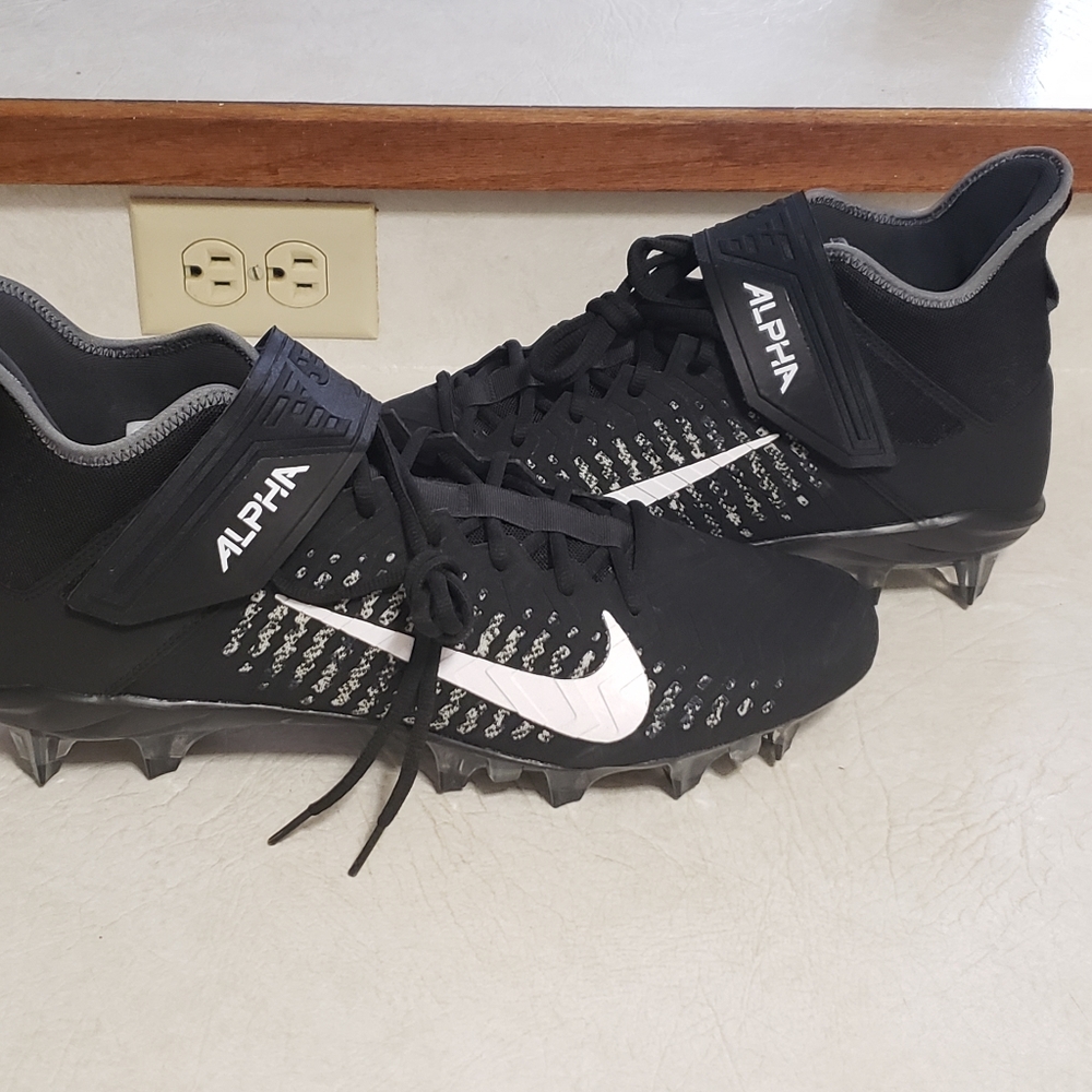 NWOB Nike Alpha Menace Pro 2 Mid Cleats